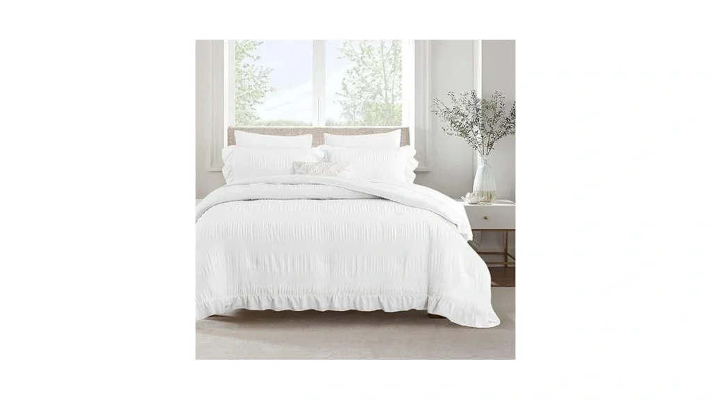 Amazon code: Aleissel White Twin Comforter Set Seersu