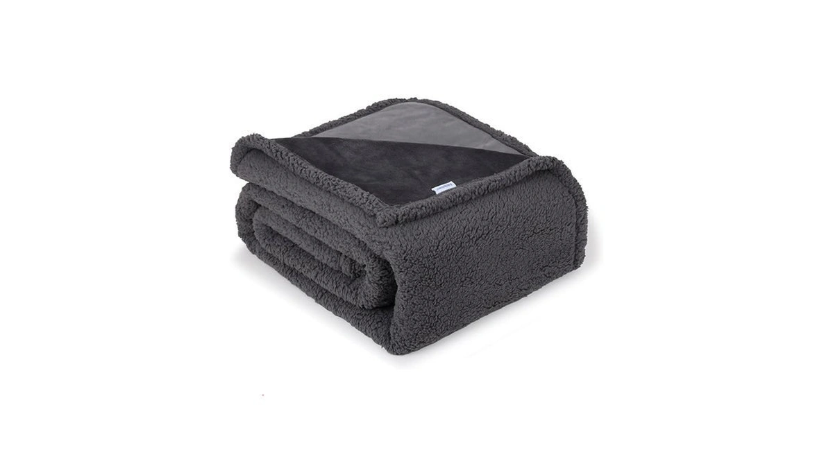 Amazon code: Zakapaws Waterproof Dog Blanket For Medi