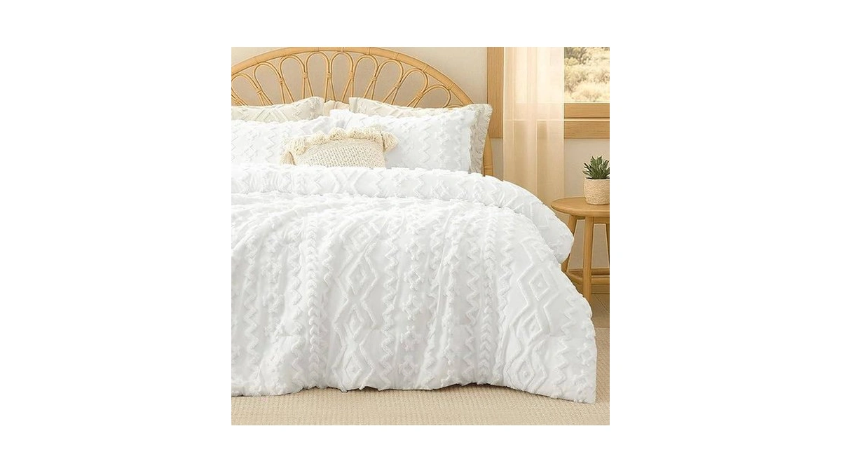 Amélie Home Tufted Boho Comforter Set Queen Size, 3 Pieces
