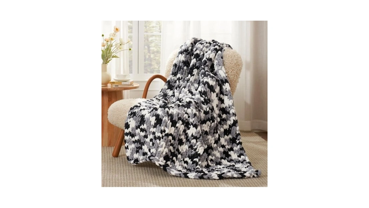 Amélie Home Chunky Knit Throw Blanket For Couch, Soft Chenille