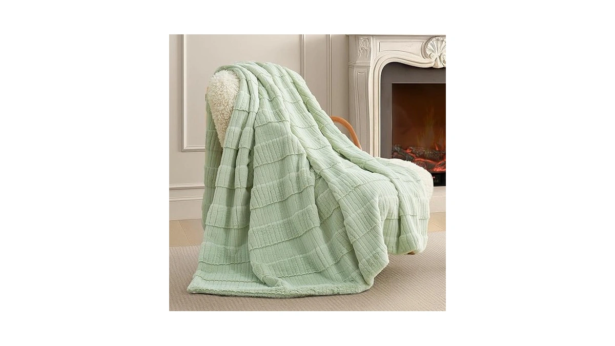Amélie Home Luxury Striped Faux Fur Throw Blanket For Couch,