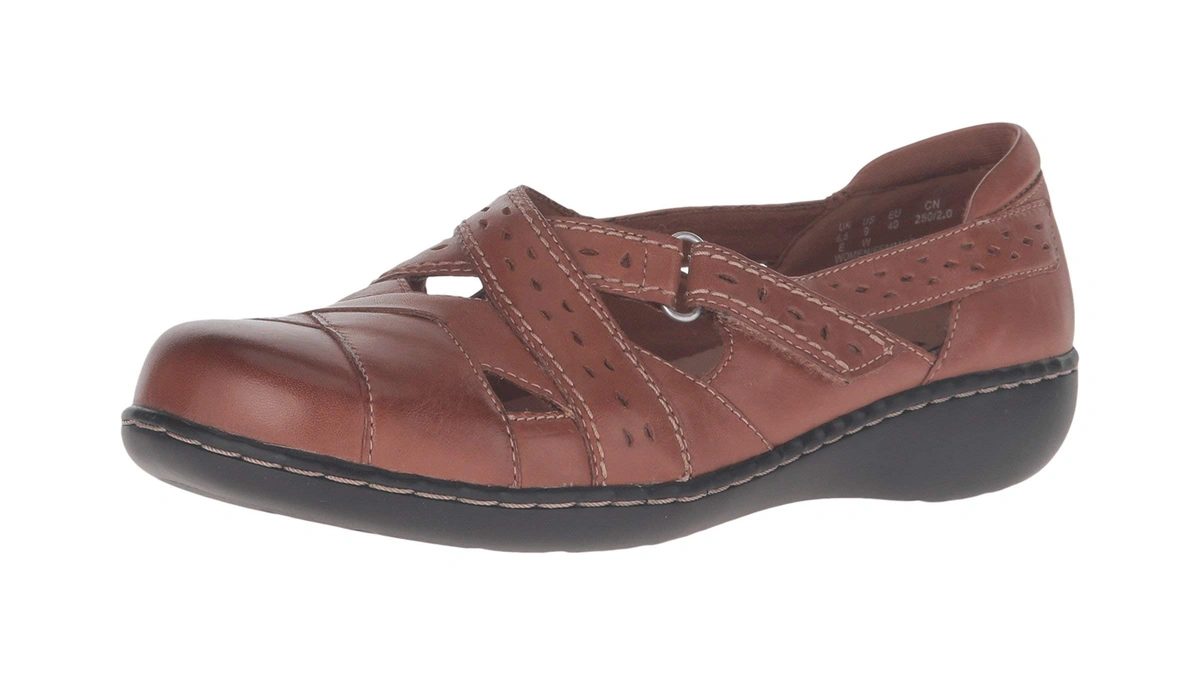 Clarks Women's Ashland Spin Q Slip-on Loafer, Tan, 5 M