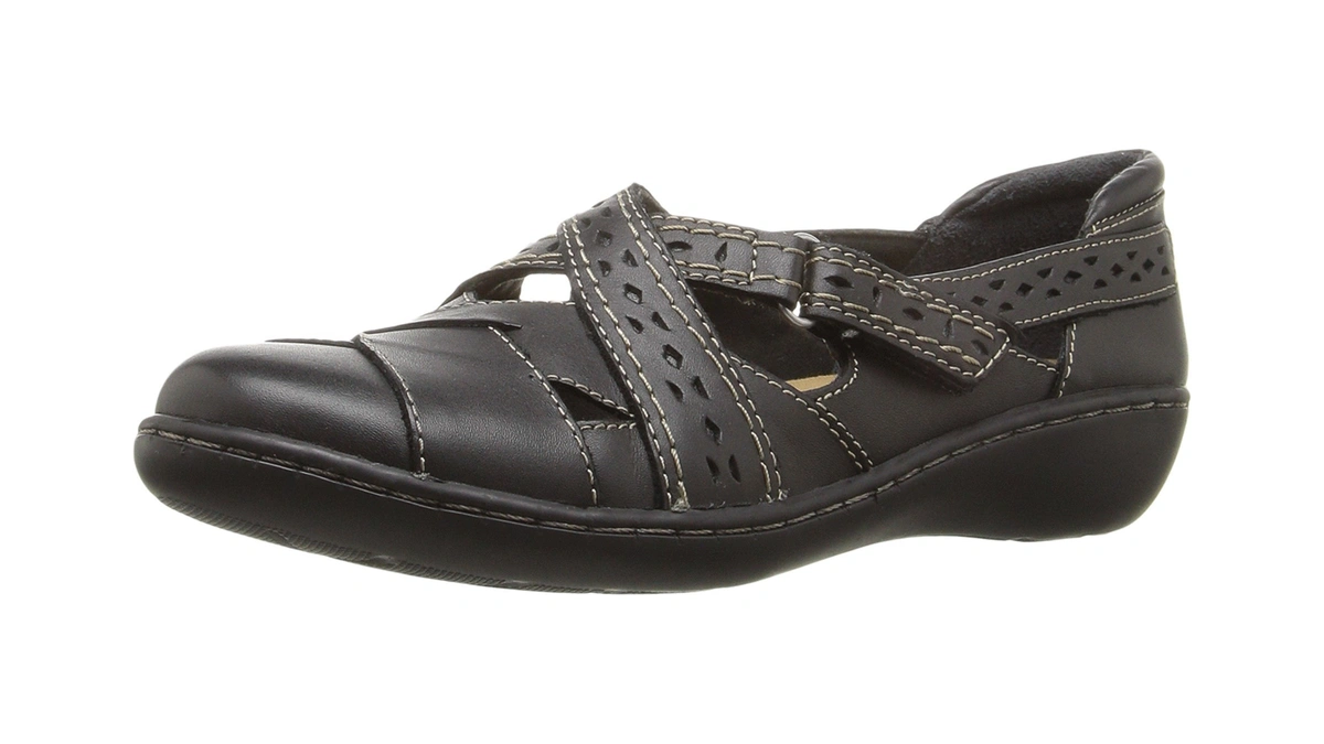 Clarks Women's Ashland Spin Q Loafer, Black, 9 M Us