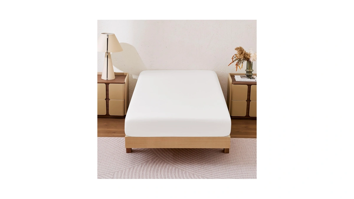 Amazon Basics Soft Fitted Sheet, Lightweight Bottom Sheet, 14-inch Deep