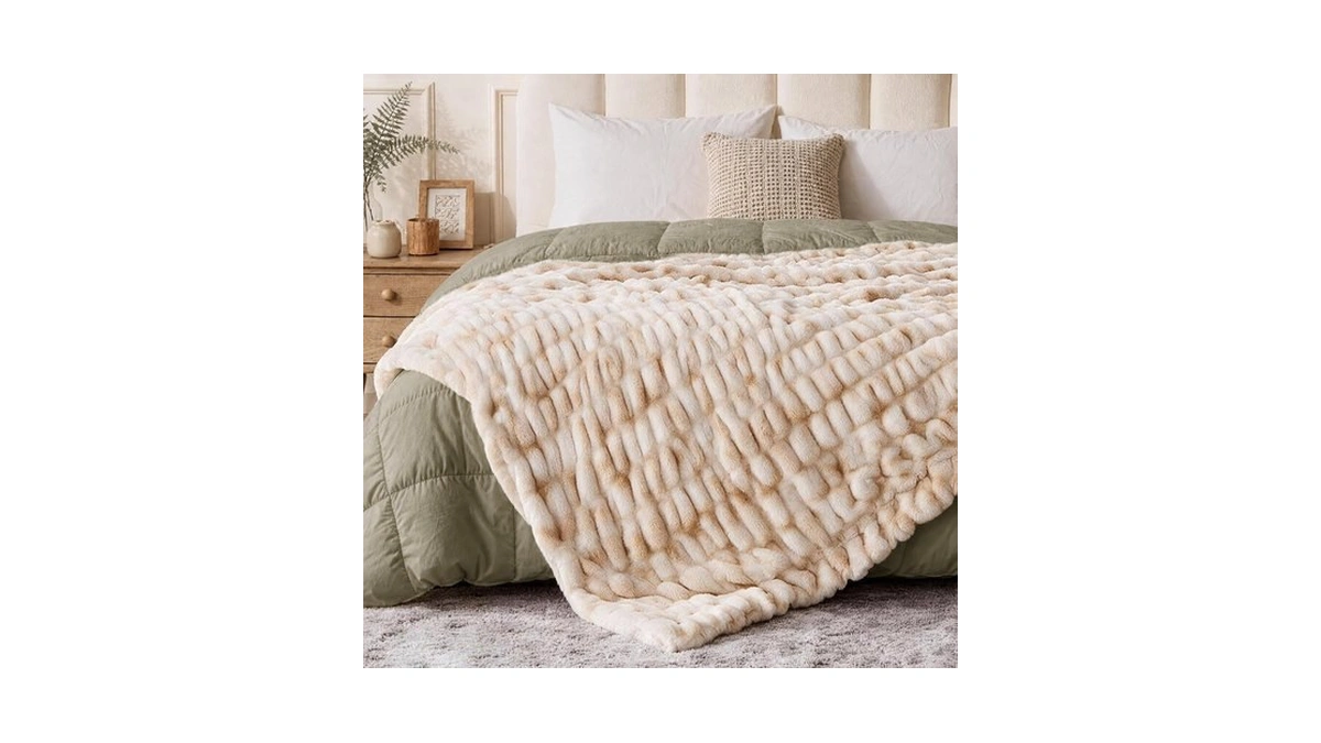 Smriss Double Sided Ruched Faux Rabbit Fur Throw Blanket,50x60 Caramelcream