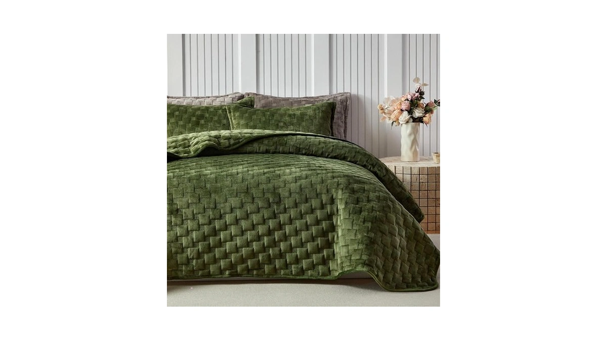 Warmdern Olive Green Velvet Quilt Set Queen Size, Luxury Geometric
