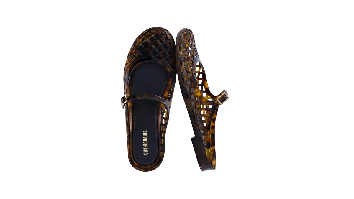 Cushionaire Java Casual Womens Jelly Flats With Adjustable Strap, Closed
